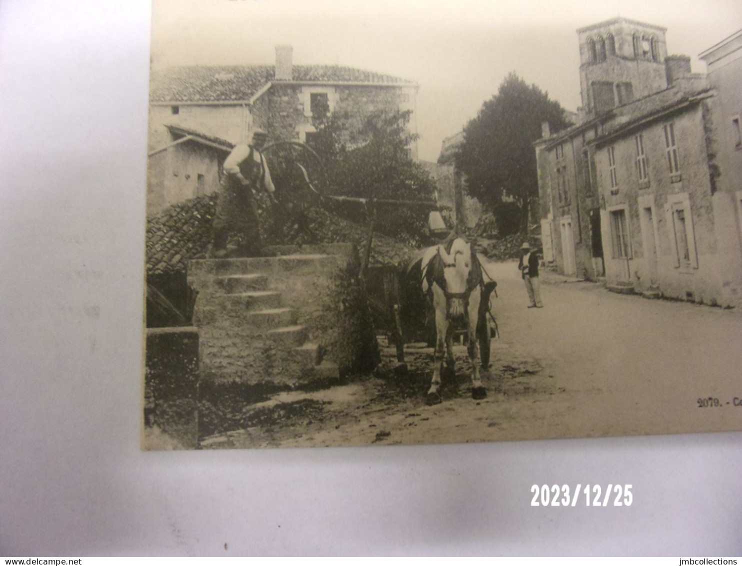 COULONGES SUR L'AUTISE (Deux Sèvres) LA RUE DE L'EGLISE LA FONTAINE APPRIVISIONNEMENT EN EAU ATTELAGE CITERNE - Coulonges-sur-l'Autize