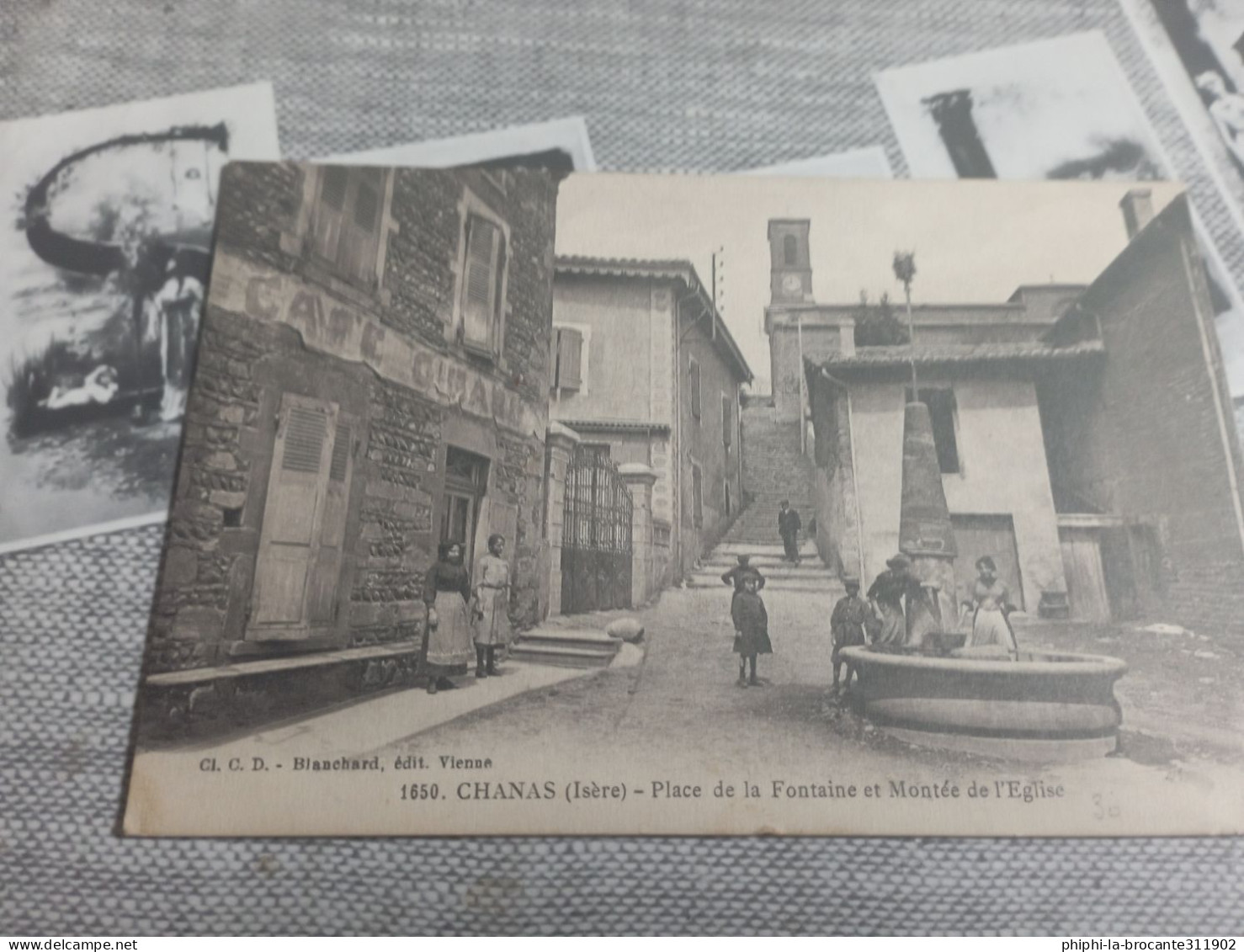 H9/129- Place De La Fontaine Et Montée De L'église - Chanas