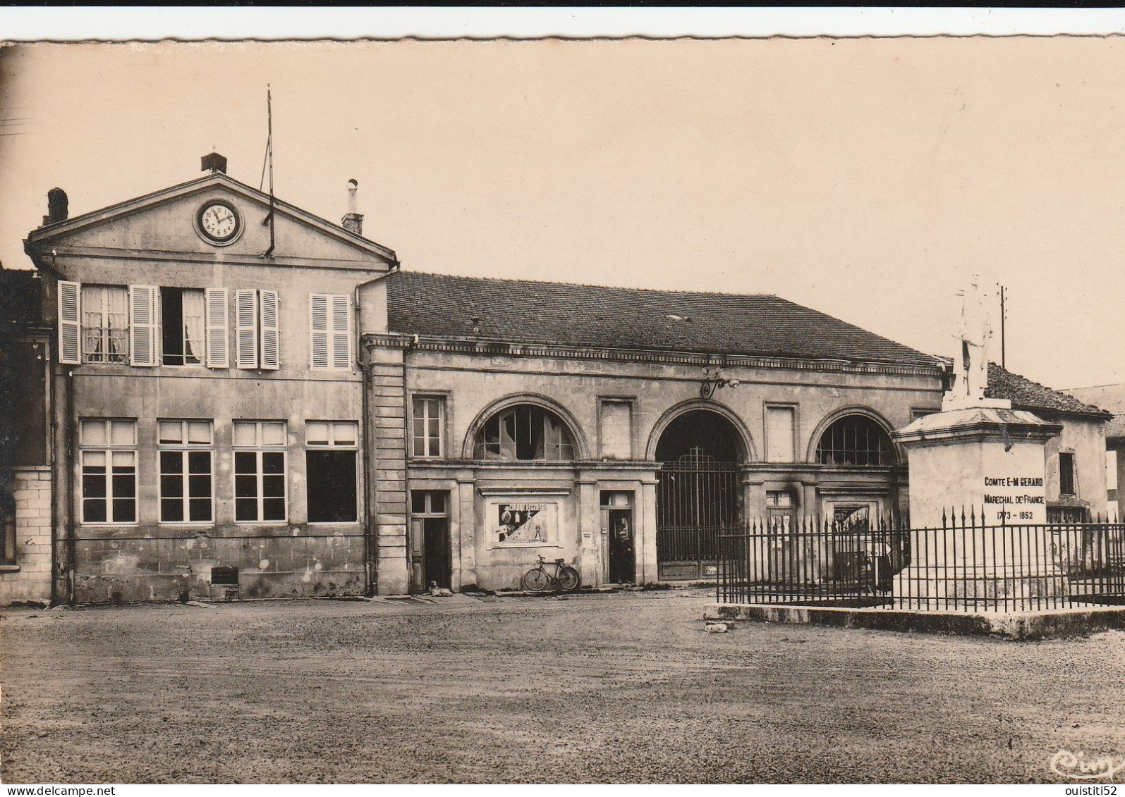 Damvillers Les Ecoles Ancien Marche Couvert - Damvillers