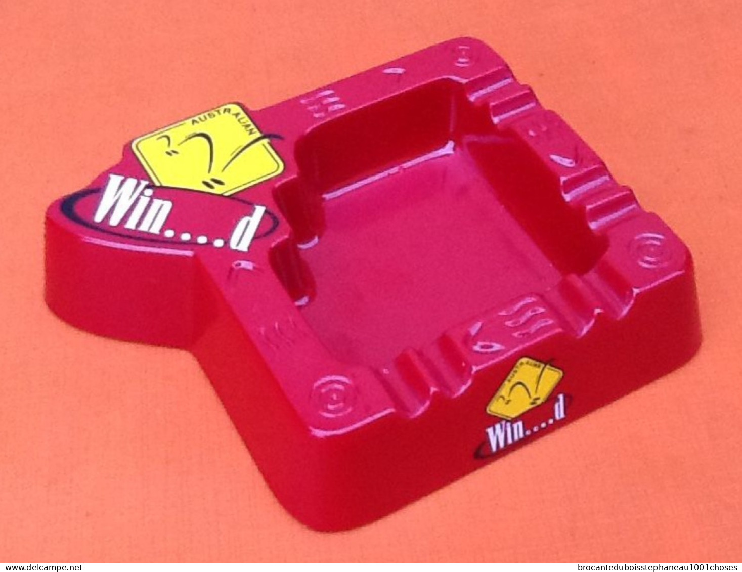 Années 1980 Cendrier Winfield Australian  Plastique Rouge Et Jaune - Ashtrays