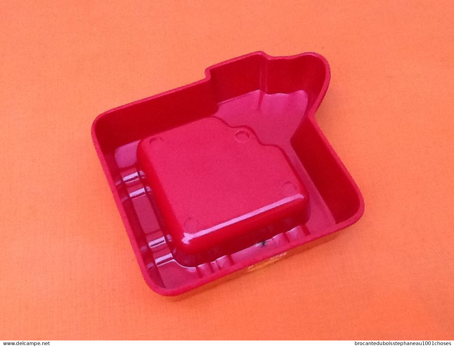 Années 1980 Cendrier Winfield Australian  Plastique Rouge Et Jaune - Ashtrays