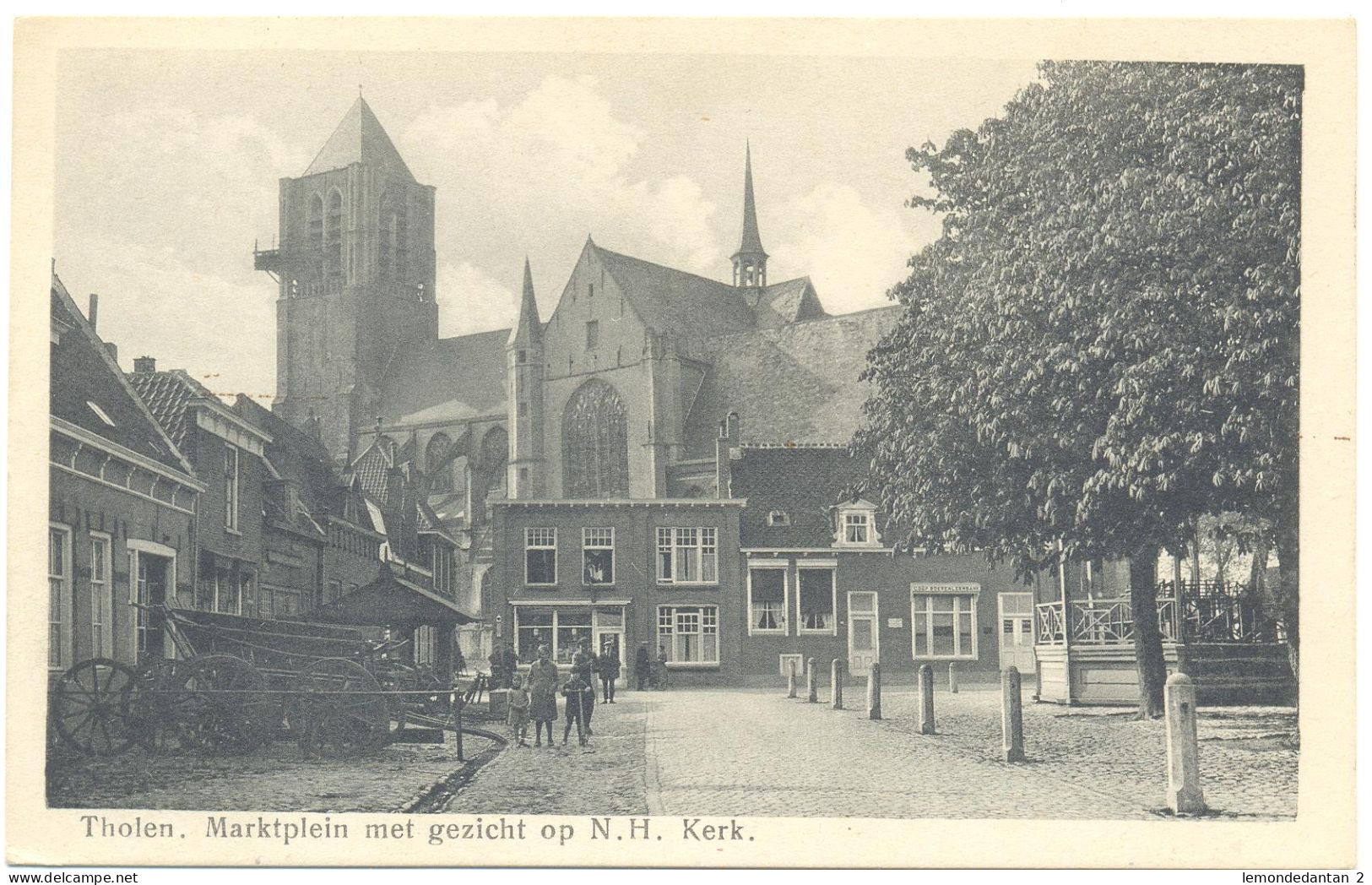 Tholen - Marktplein Met Gezicht Op De Ned. Herv. Kerk - Tholen