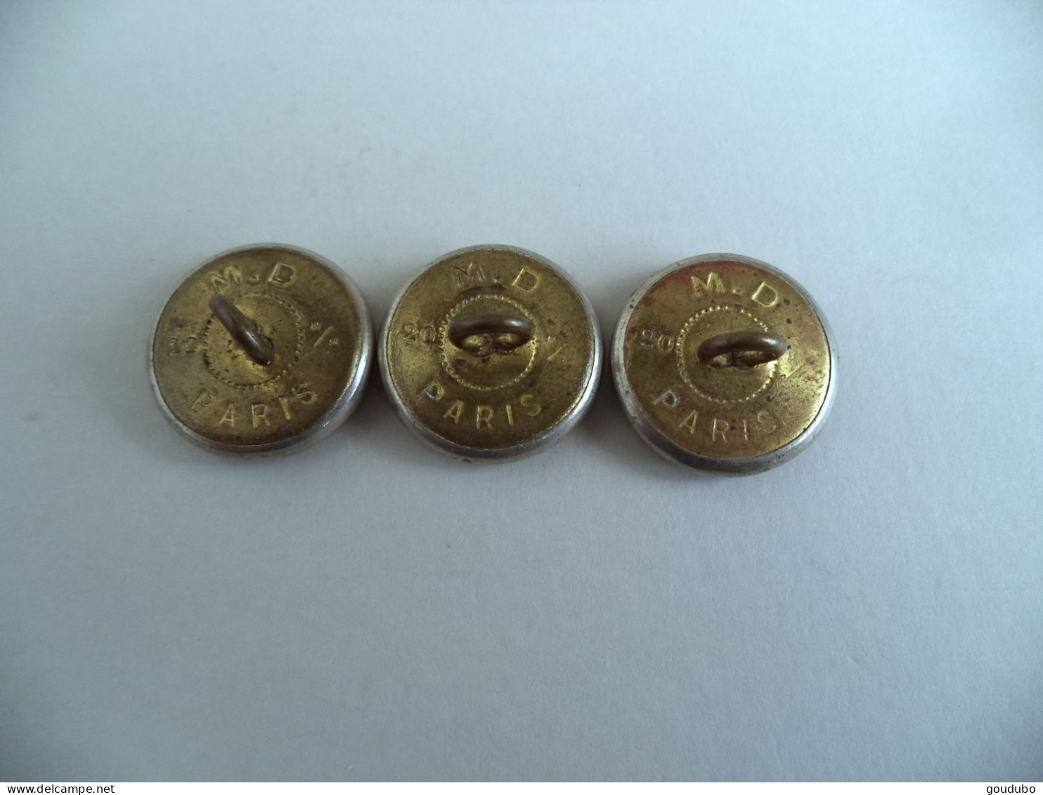 Bouton Lot De 3 Logo Poste Française Face Argenté Striée Revers Doré  M.D Paris 20mm. - Boutons