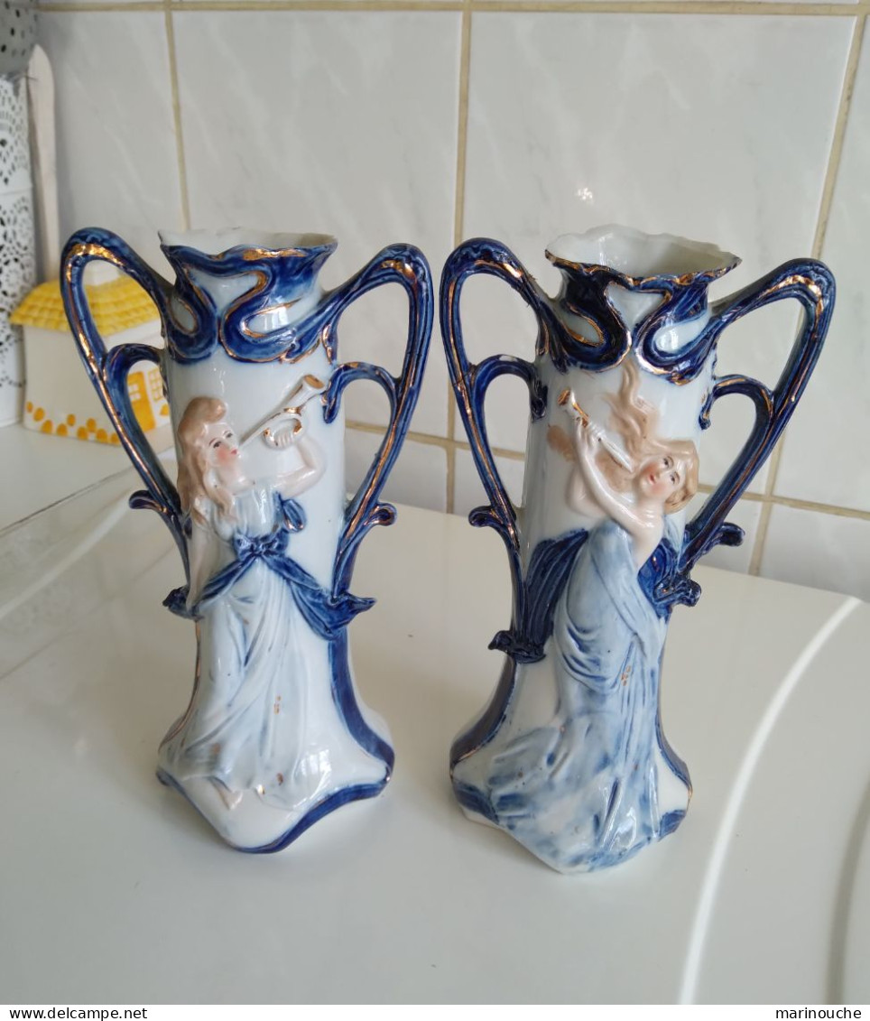 2 Petits Vases Avec Des Femmes Musiciennes (muses ?) - Vasi