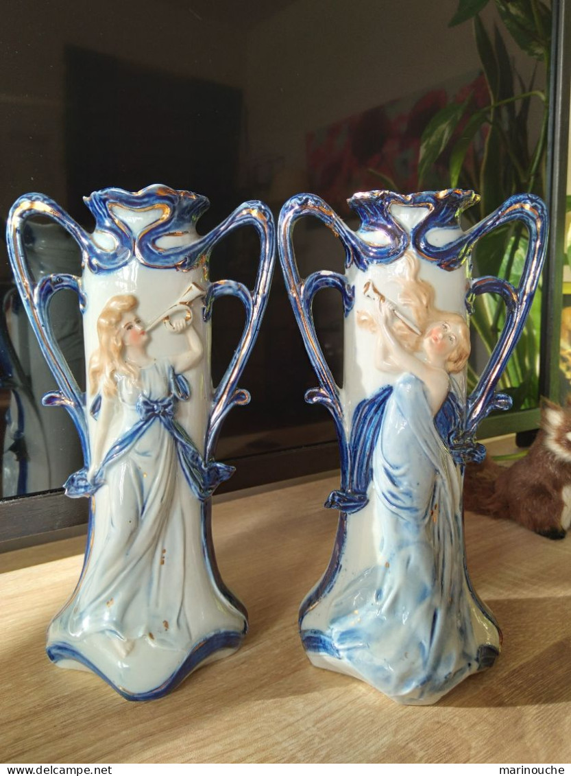 2 Petits Vases Avec Des Femmes Musiciennes (muses ?) - Vasi