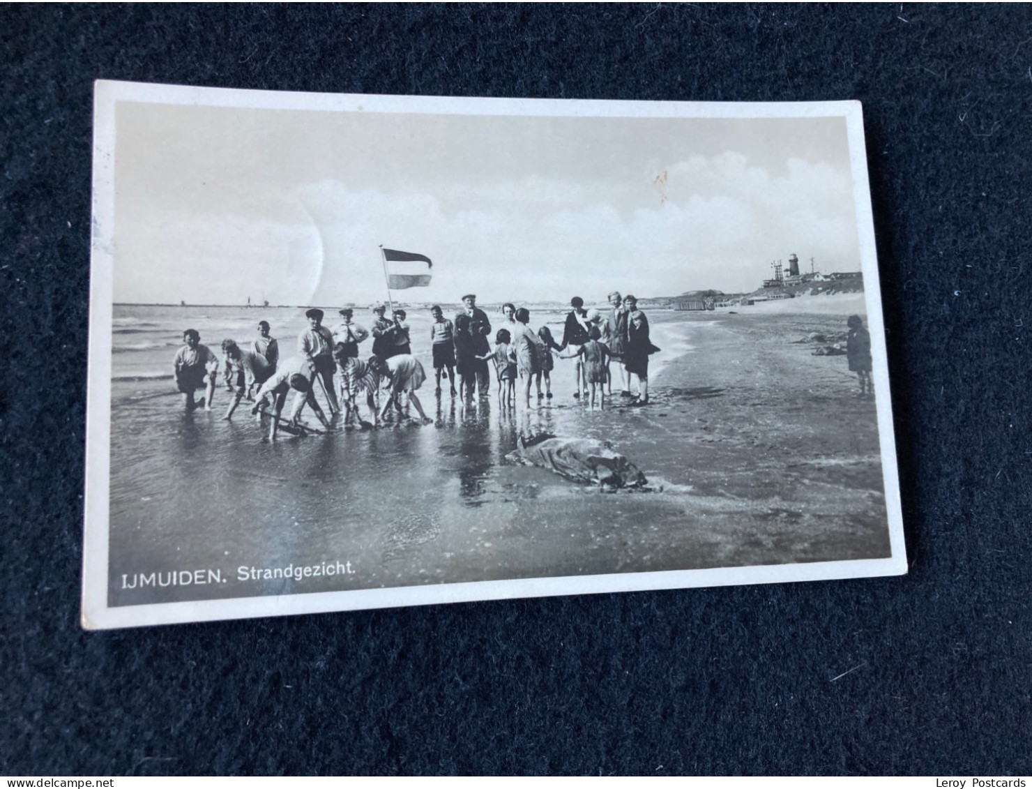 A242 Ijmuiden Strandgezicht Kinderen Met NL Vlag 1947 - IJmuiden