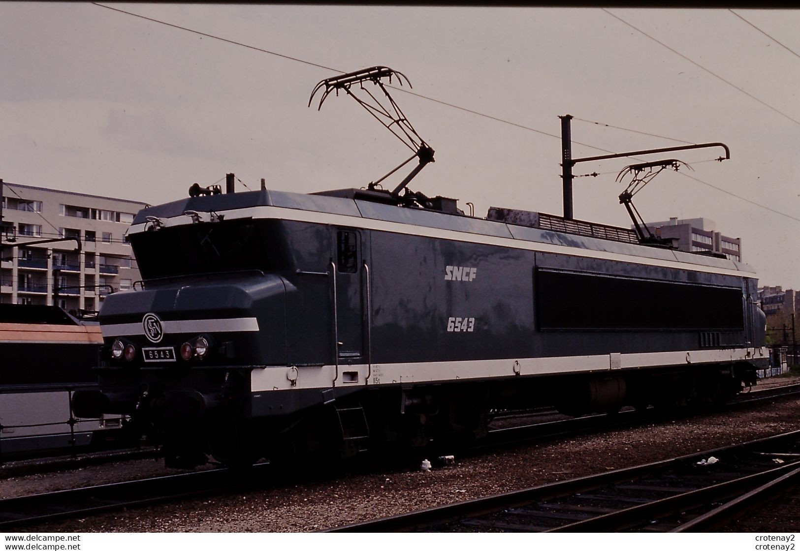 Photo Diapo Diapositive Slide Train Wagon Locomotive Electrique SNCF 6543 à PARIS GARE DE LYON Le 23/04/1994 VOIR ZOOM - Diapositives