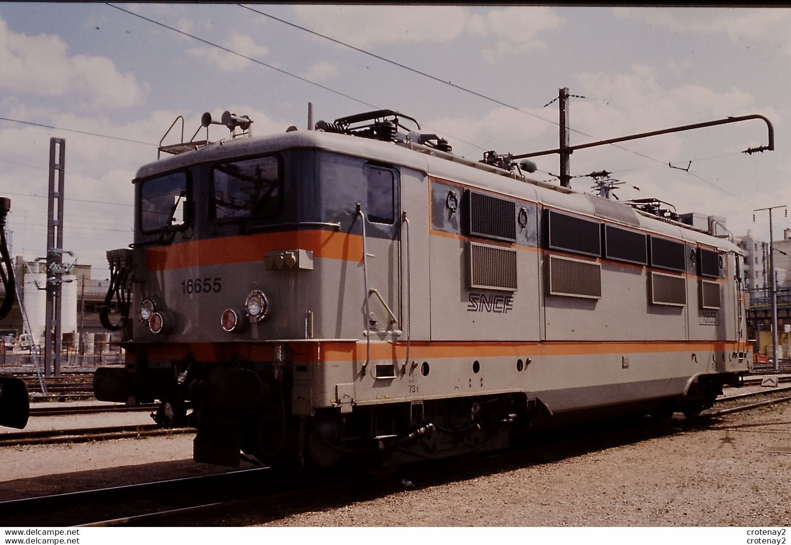 Photo Diapo Diapositive Slide Train Wagon Locomotive Electrique SNCF BB 16655 à LA VILLETTE Le 25/04/1994 VOIR ZOOM - Diapositives