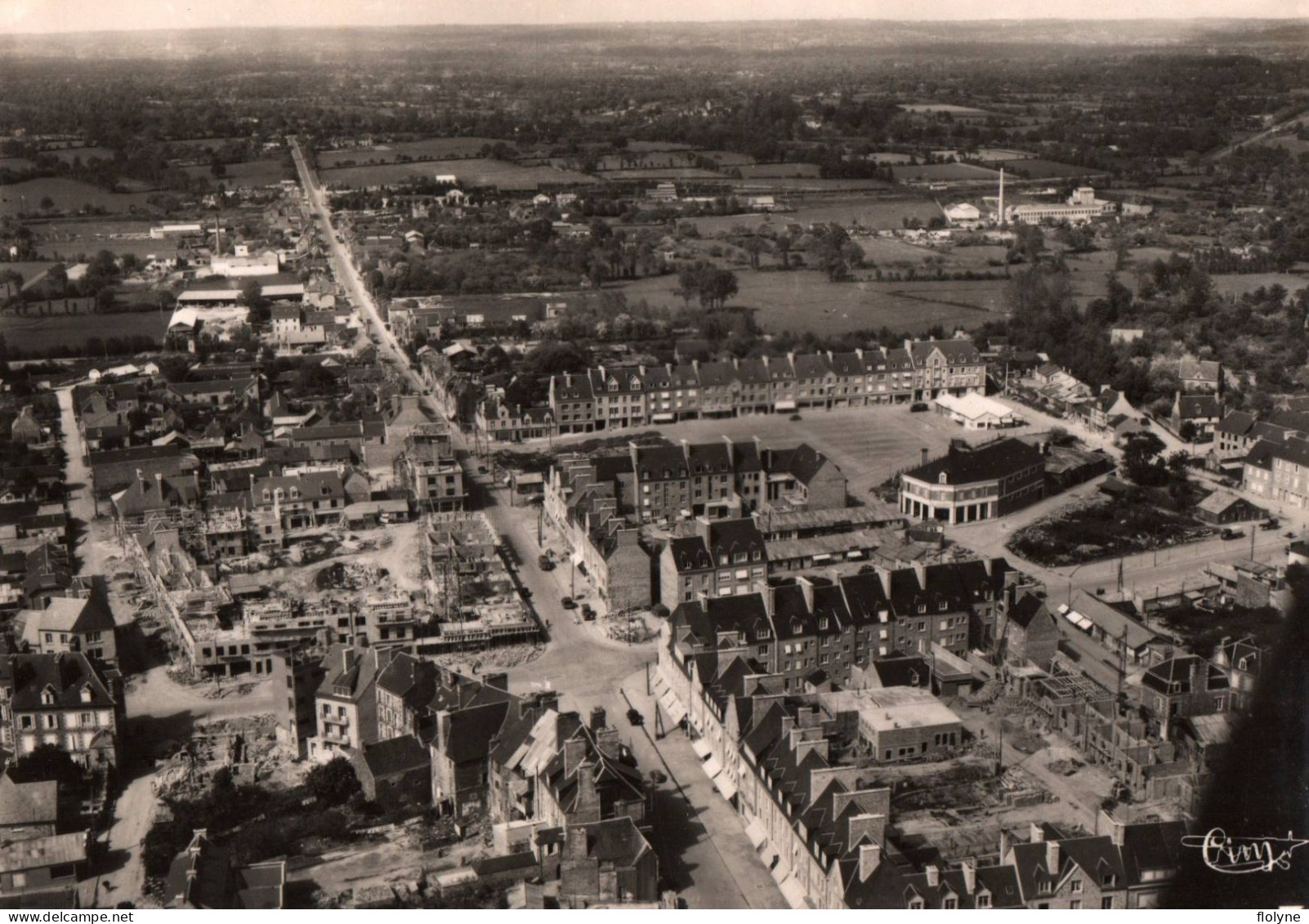 St Hilaire Du Harcouët - Vue Aérienne Sur La Rue De Mortain , La Place Louis Delaporte - Saint Hilaire Du Harcouet