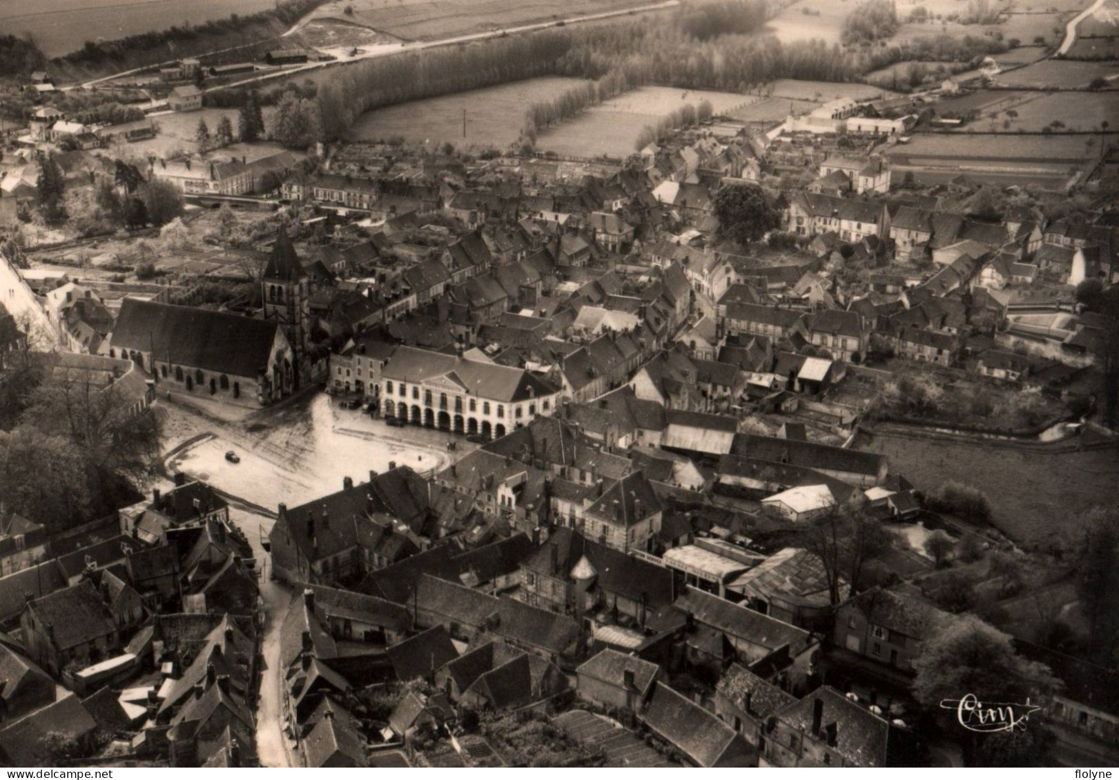 Longny Au Perche - Vue Aérienne Sur La Place De L'église Et La Mairie - Longny Au Perche