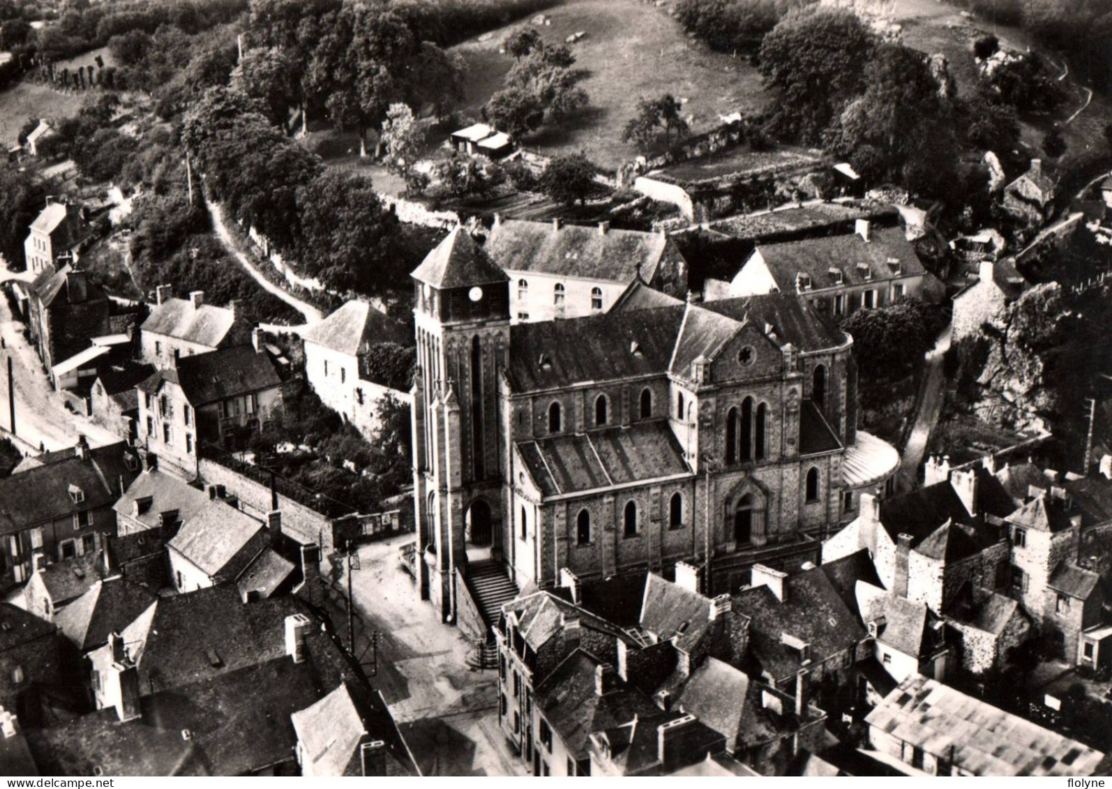 Chailland - Vue Aérienne Sur La Place De L'église Du Village - Chailland