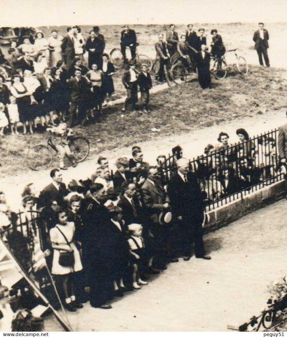 Belgique. Inauguration  Monument Aux Morts. Photo Aérienne Prise Par Derrière. Foule, Militaires, Fanfare, à Identifier - Monuments Aux Morts