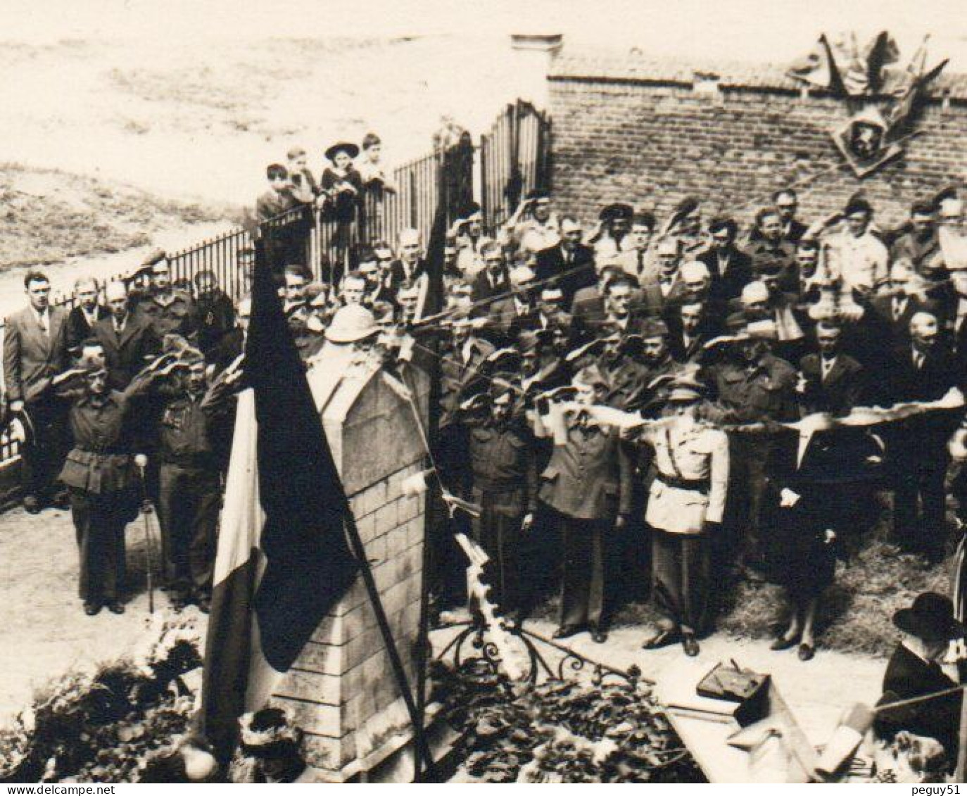 Belgique. Inauguration  Monument Aux Morts. Photo Aérienne Prise Par Derrière. Foule, Militaires, Fanfare, à Identifier - Monuments Aux Morts