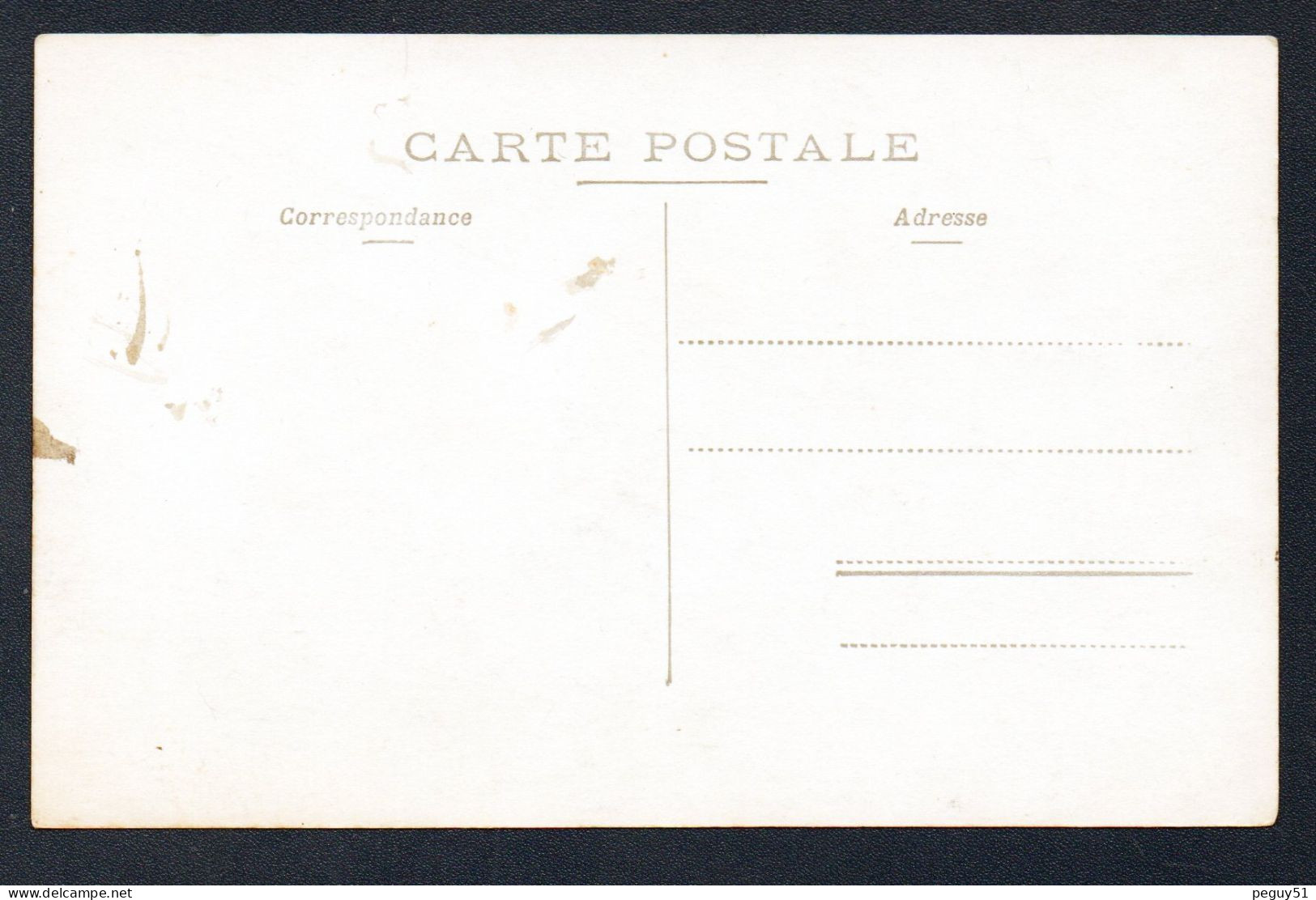 Carte-photo à Identifier. Groupe D'hommes Au Pied D 'un Long Escalier ( Ouvriers, Employés, Grévistes...) - A Identifier