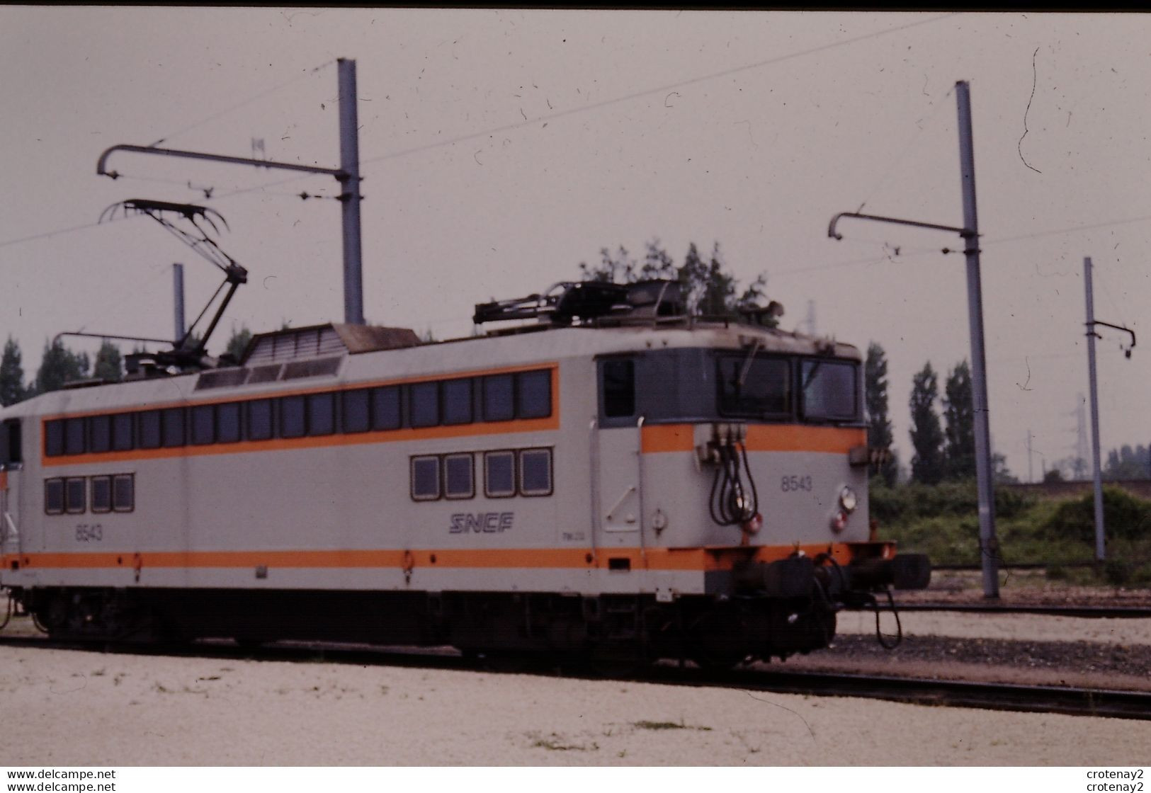 Photo Diapo Diapositive Slide Train Locomotive Electrique SNCF BB 8543 à VILLENEUVE ST GEORGES Le 30/04/1993 VOIR ZOOM - Diapositives