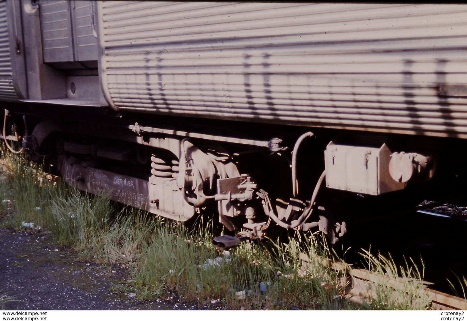 Photo Diapo Diapositive Slide Train De Banlieue SNCF Détail D'un Bogie à ISSY PLAINE Le 19/05/1993 VOIR ZOOM - Diapositives