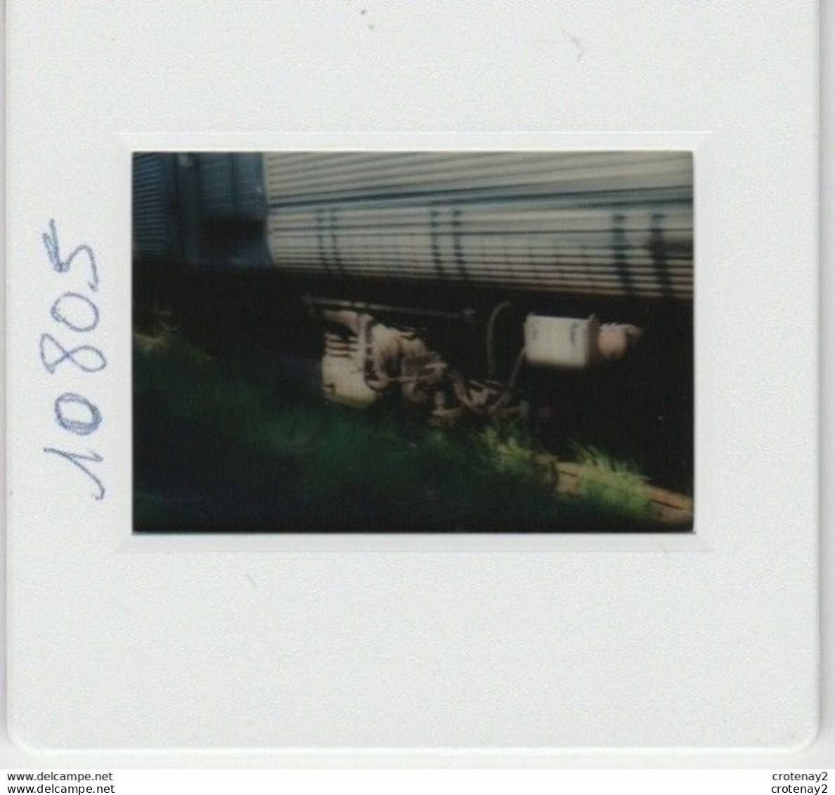 Photo Diapo Diapositive Slide Train De Banlieue SNCF Détail D'un Bogie à ISSY PLAINE Le 19/05/1993 VOIR ZOOM - Diapositives