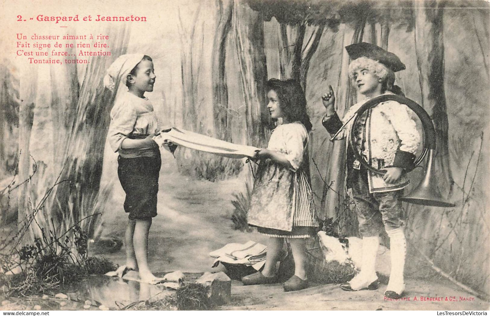 CARTE PHOTO - Gaspard Et Jeanneton - Des Enfants Jouant Une Scène Dans La Forêt - Carte Postale Ancienne - Fotografie