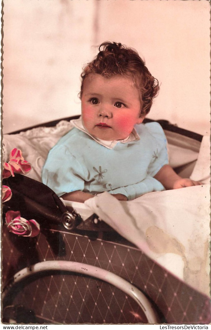 FANTAISIES - Bébé - Bébé Assis Dans Son Berceau - Colorisé - Carte Postale Ancienne - Babies