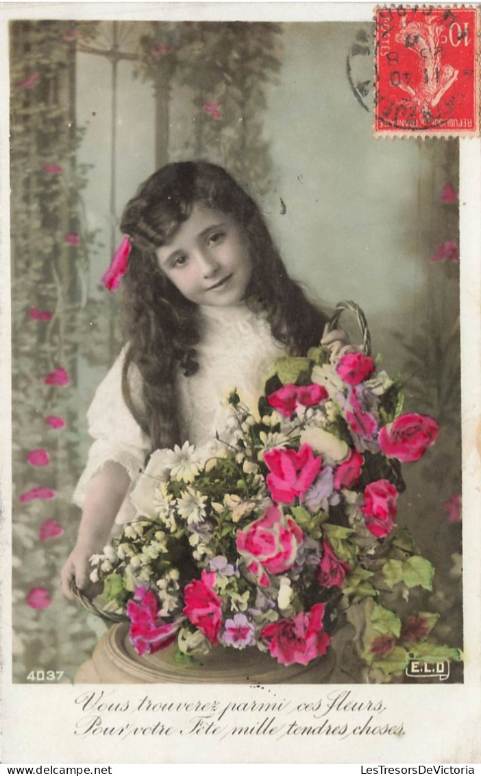 FÊTES ET VOEUX - Une Petite Fille Offrant Un Grand Bouquet De Fleurs - Colorisé - Carte Postale Ancienne - Other & Unclassified