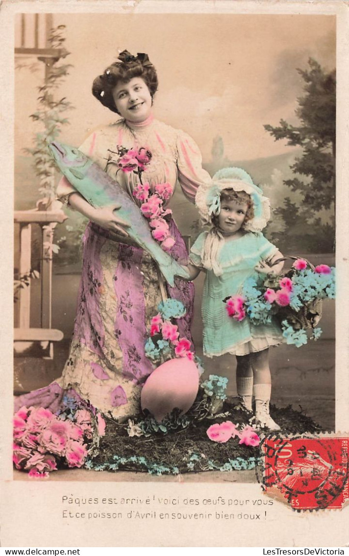 FÊTES ET VOEUX - Pâques - Une Mère Et Sa Fille Tenant Un Panier De Fleurs Avec Un Grand œuf - Carte Postale Ancienne - Easter