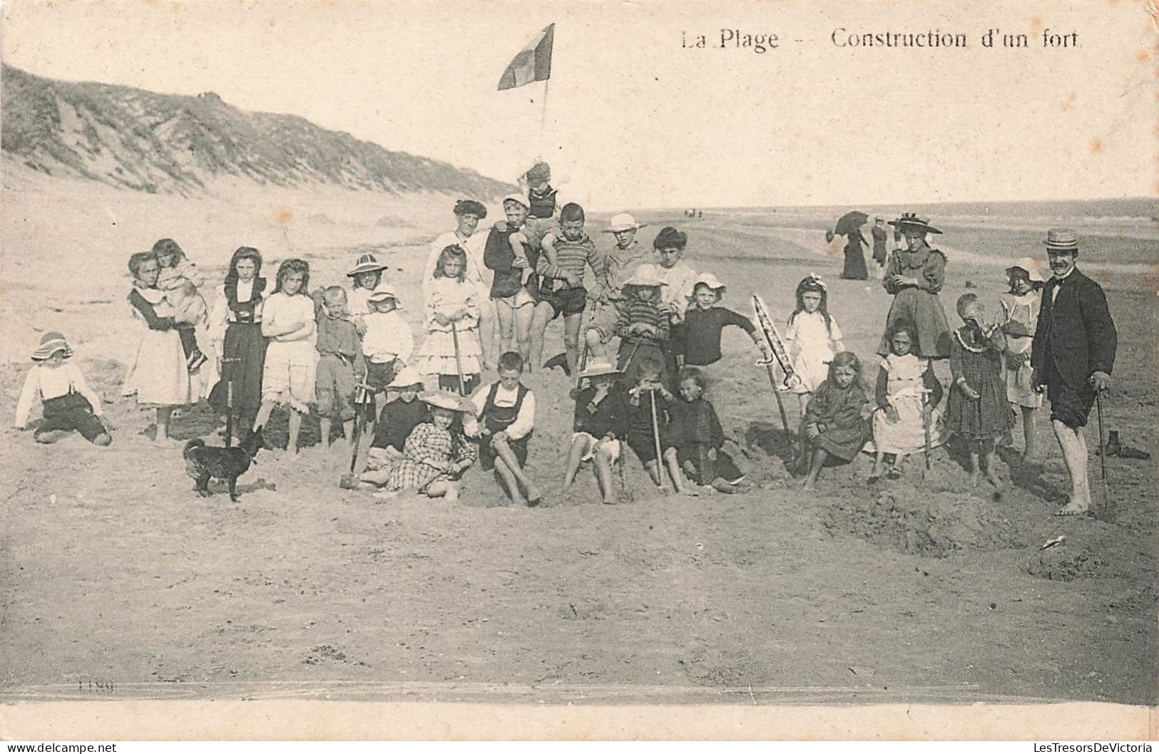 Enfants - La Plage - Construction D'un Fort - Animé - Carte Postale Ancienne - Gruppi Di Bambini & Famiglie