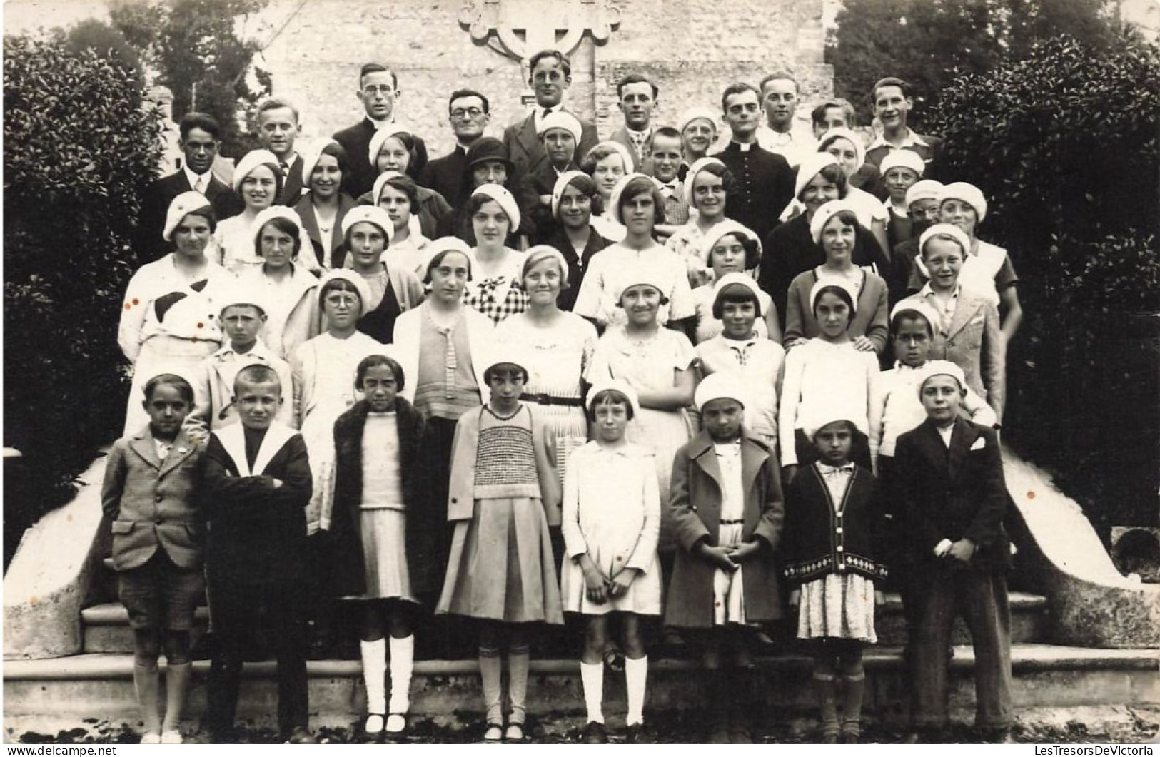 CARTE PHOTO - Une église Et Des Enfants - Berets Blancs -  Carte Postale Ancienne - Photographie