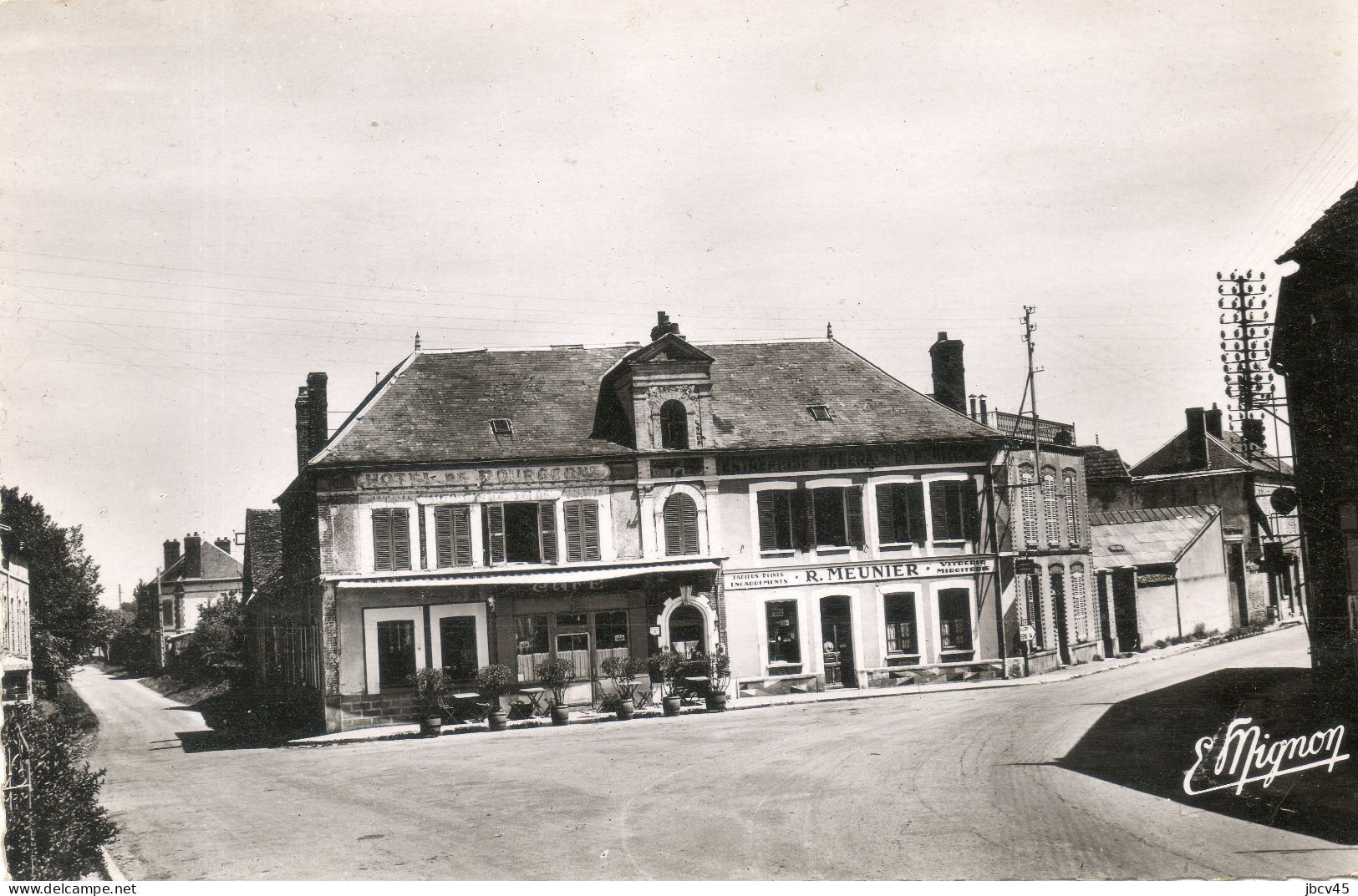 CPA  SAINT VALERIEN  1950  Hotel De Bourgogne Et Commerce Miroiterie Vitrerie R.Meunier - Saint Valerien