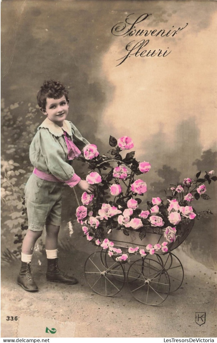 ENFANTS - Souvenir Fleuri - Petit Garçon  - Colorisé - Carte Postale Ancienne - Autres & Non Classés