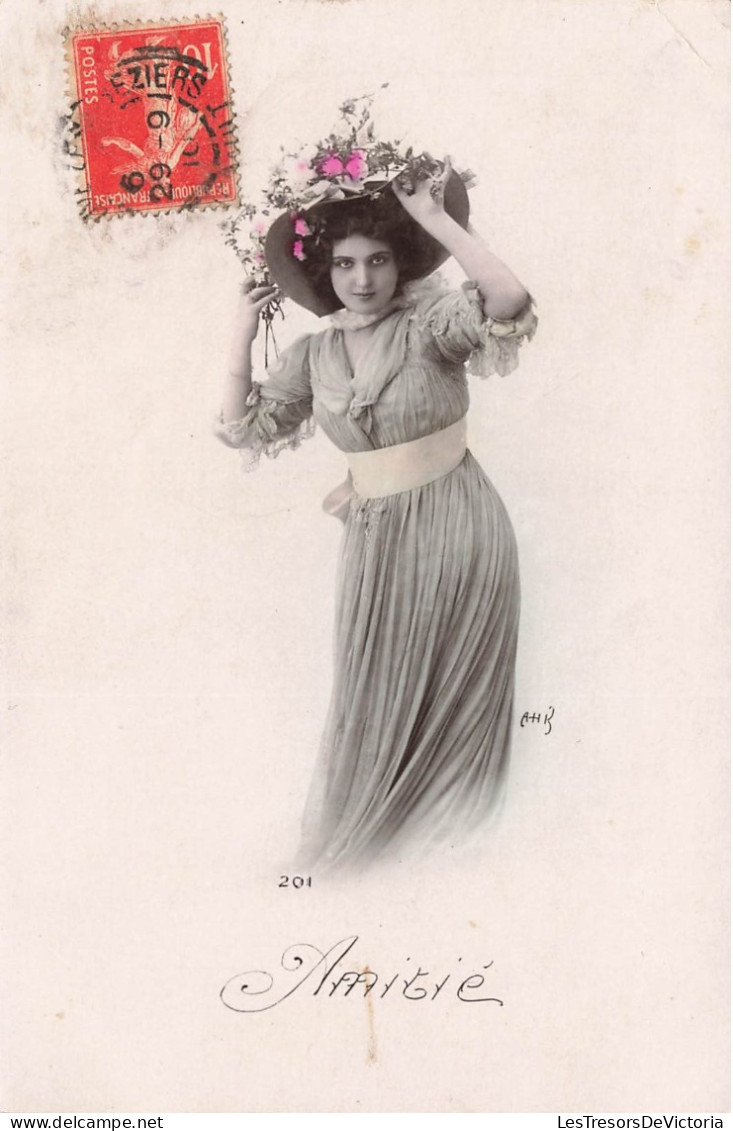 FÊTES- VŒUX - Amitié - Femme à Chapeau Fleuri - Colorisé - Carte Postale Ancienne - Otros & Sin Clasificación