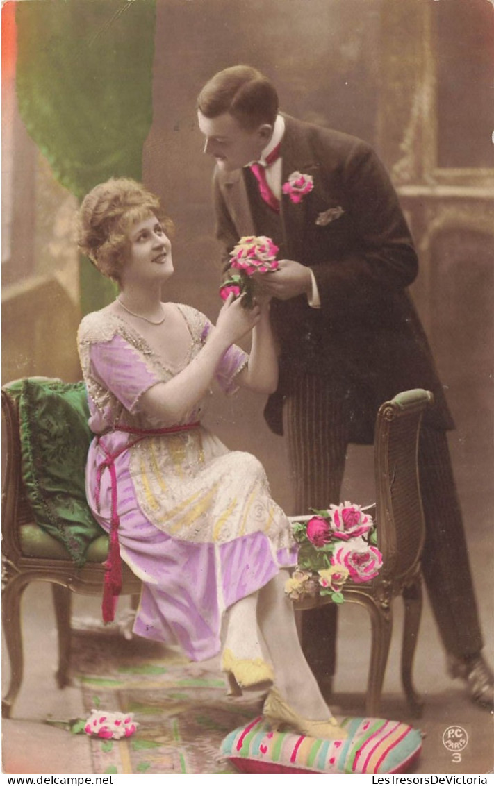 COUPLE - Homme Offrant Une Fleur à Sa Compagne - Colorisé - Carte Postale Ancienne - Couples