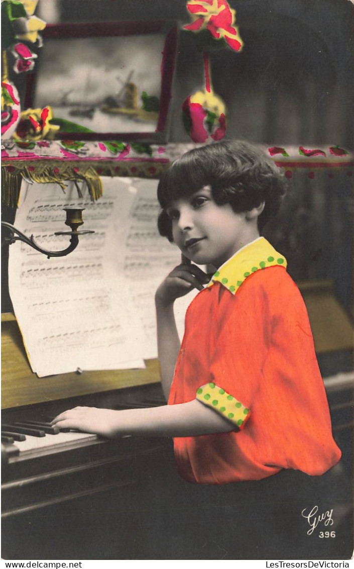 ENFANT - Un Petit Garçon Au Piano - Chemise Rouge - Colorisé - Carte Postale Ancienne - Otros & Sin Clasificación