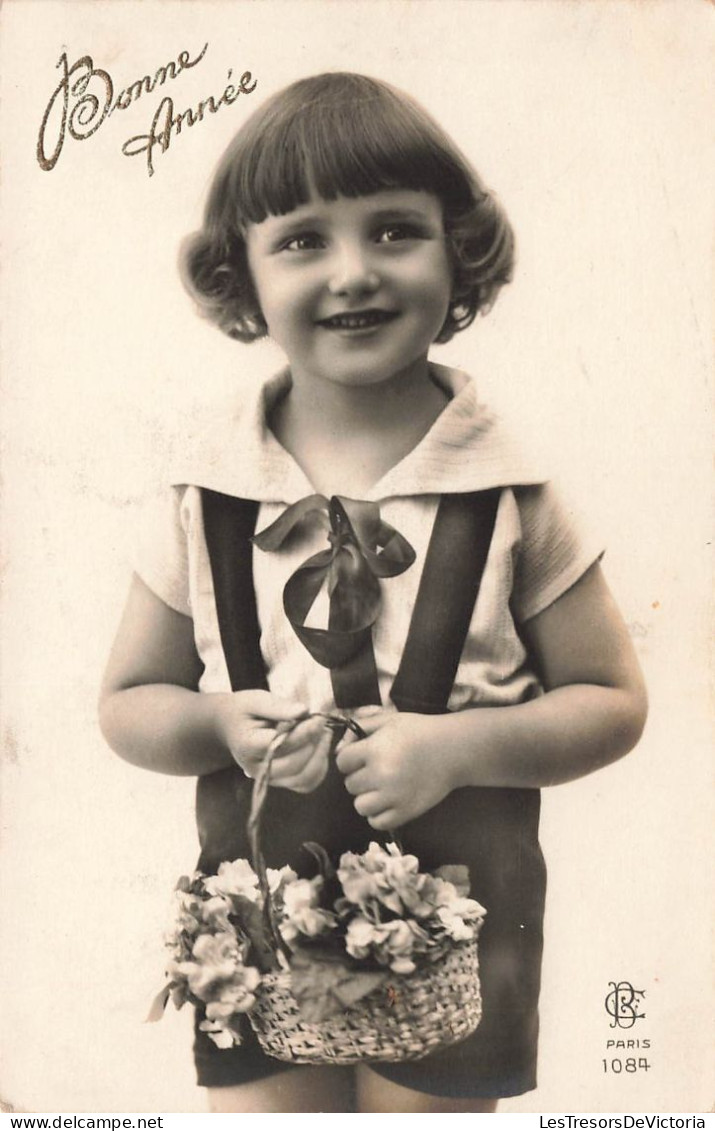 ENFANT - Bonne Année - Petite Fille Avec Un Panier De Fleurs - Salopette - Carte Postale Ancienne - Autres & Non Classés