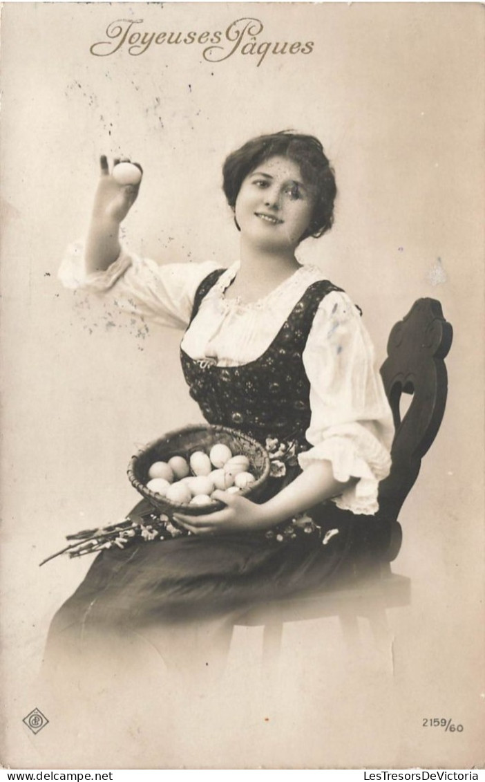 FÊTES ET VOEUX - Joyeuses Pâques - Une Femme Avec Des Oeufs  - Carte Postale Ancienne - Easter