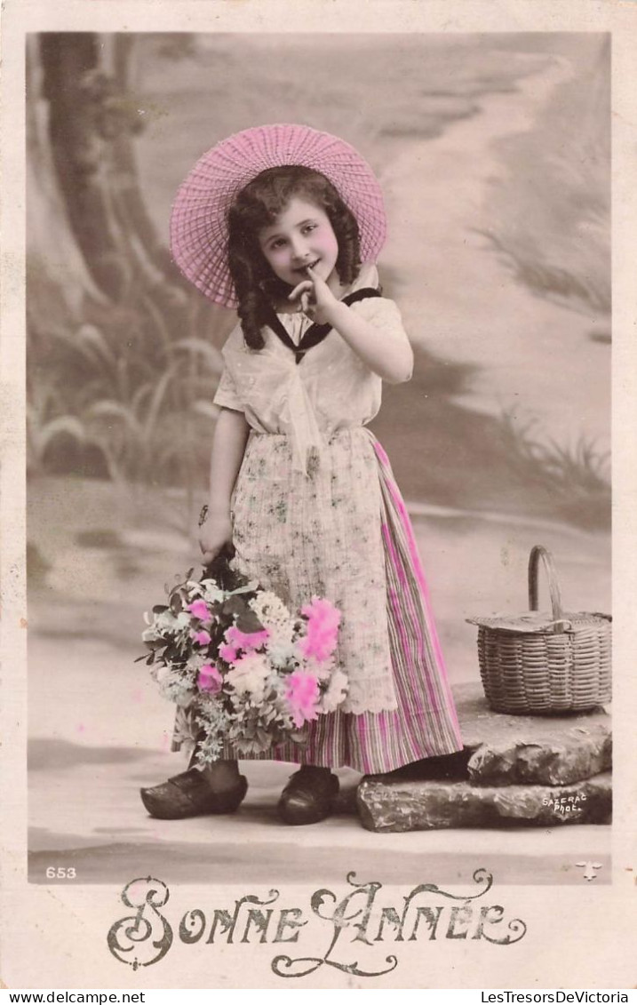 FÊTES- VŒUX - Bonne Année - Petite Fille Tenant Des Fleurs - Colorisé - Carte Postale Ancienne - Nieuwjaar