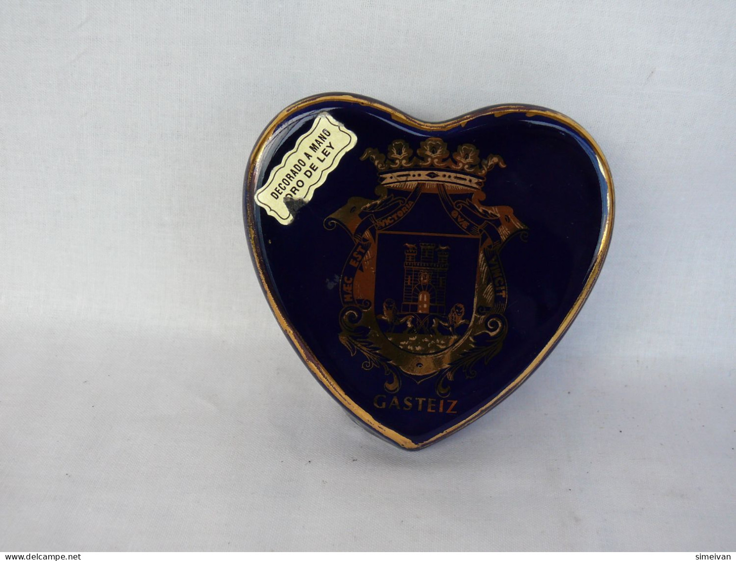 Beautiful Porcelain Heart With Coat Of Arms Of Vitoria-Gasteiz #2133 - Sonstige & Ohne Zuordnung