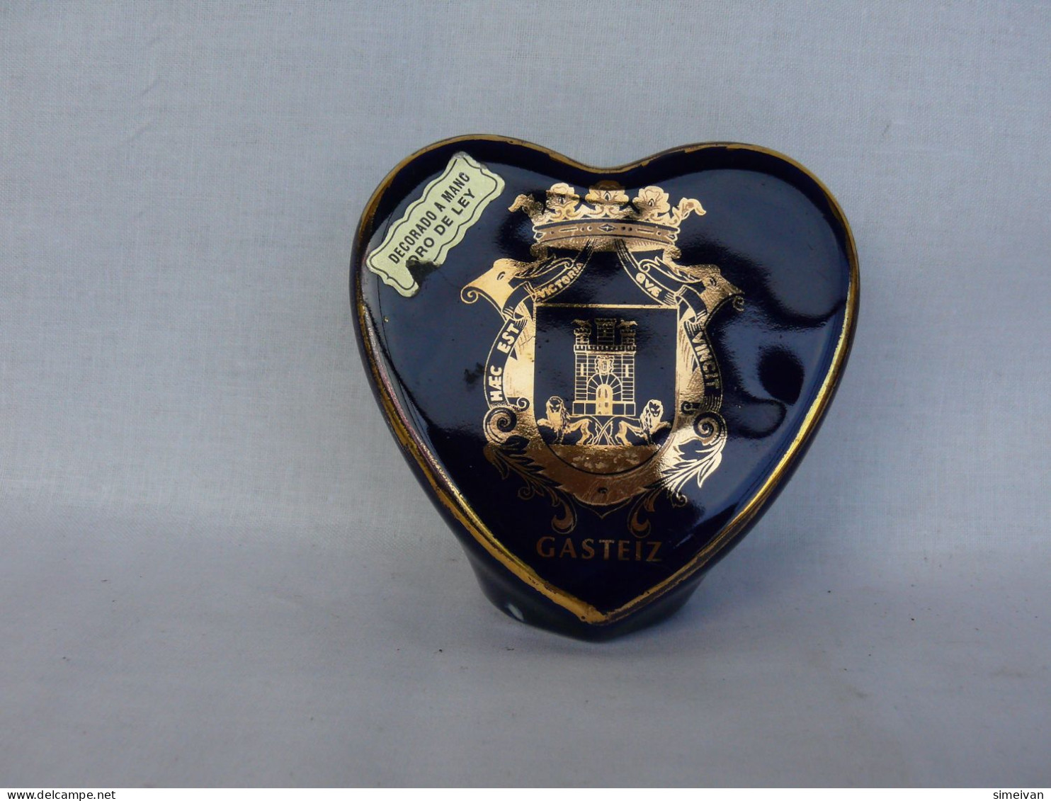 Beautiful Porcelain Heart With Coat Of Arms Of Vitoria-Gasteiz #2133 - Otros & Sin Clasificación