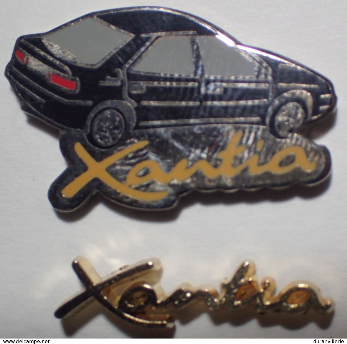 Lot De 2 Pin's CITROËN XANTIA Noir Signé EMC + Logo Xantia - Citroën