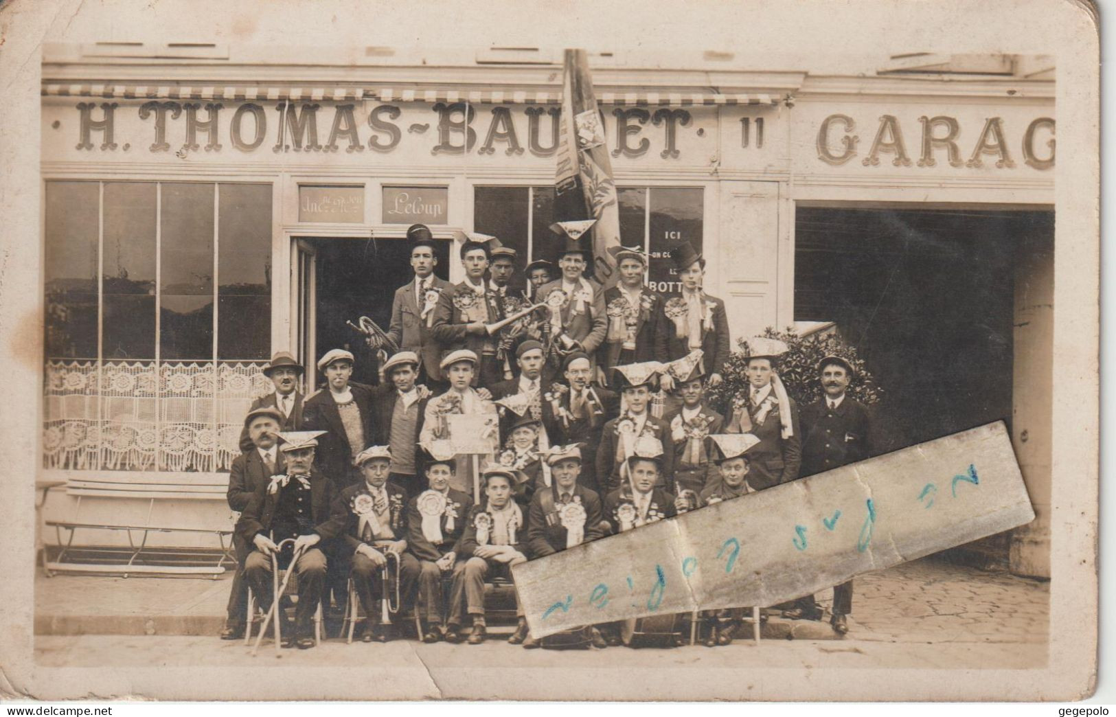 ARPAJON - Conscrits Posant Devant Le Restaurant H.Thomas-Baudet ,11 Place Du Marché , Face Aux Halles ( Carte Photo ) - Arpajon