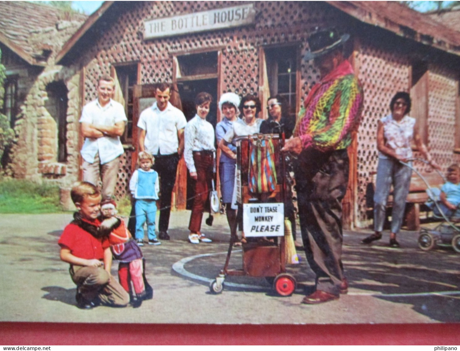 Organ Grinder & His Monkey. Buena Park Calif.  Ref 6234 - Singes