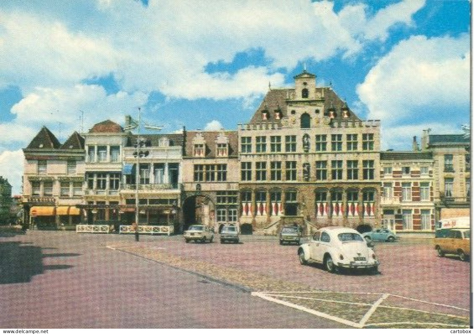 Bergen Op Zoom, Markt  (Een Raster Op De Kaart Is Veroorzaakt Door Het Scannen) (met O.a. Volkswagen  VW Kever ) - Bergen Op Zoom