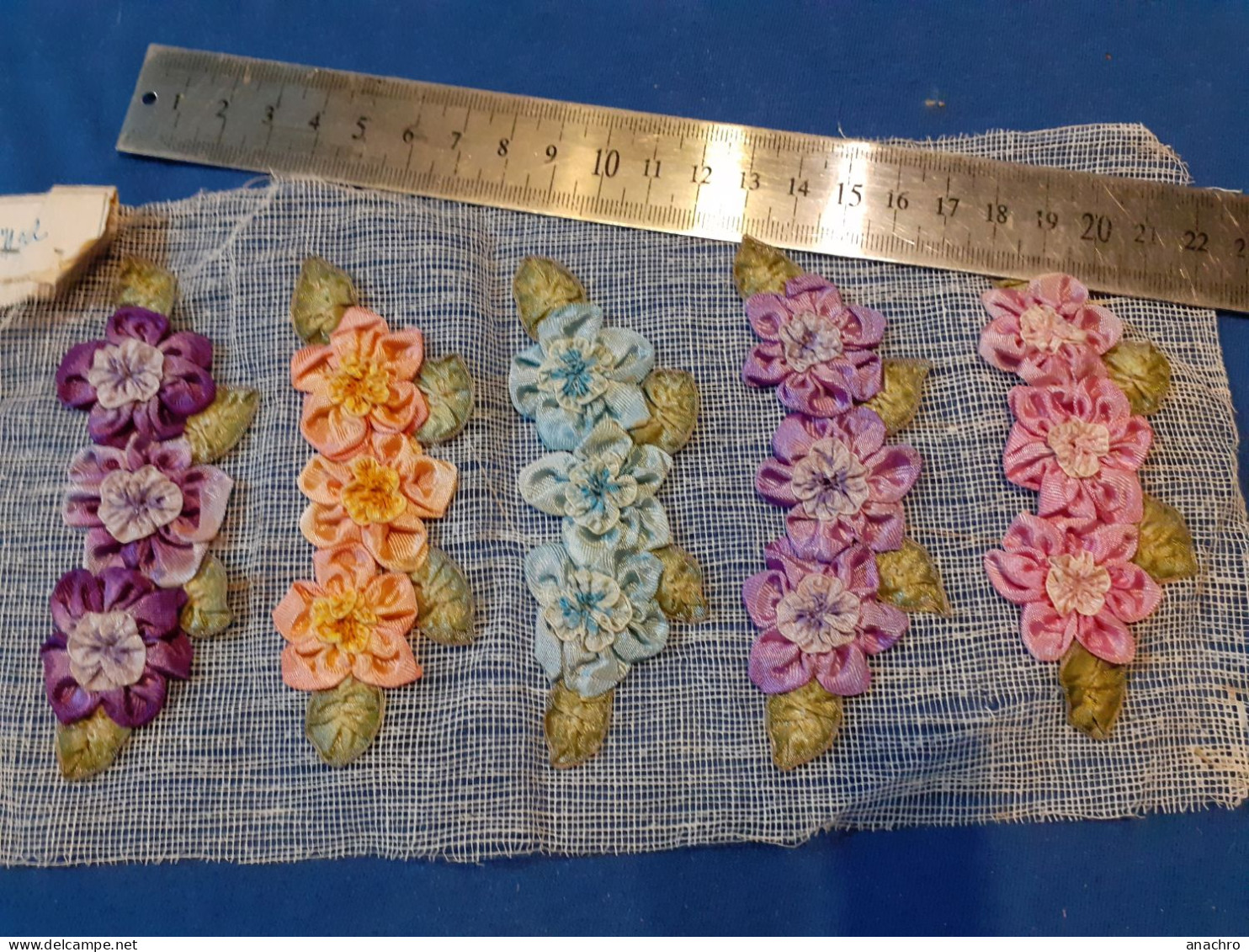FLEURS BRODERIE à La Main Bouquet De Fleurs à Coudre Satin 1928 - Laces & Cloth