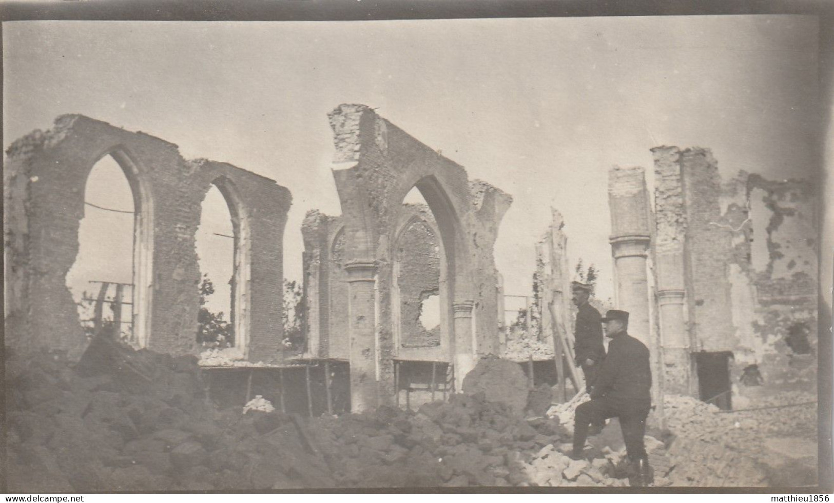 Photo 14-18 LO-RENINGE (Reninghe) - Soldats Dans Les Ruines De L'église (A252, Ww1, Wk 1) - Lo-Reninge