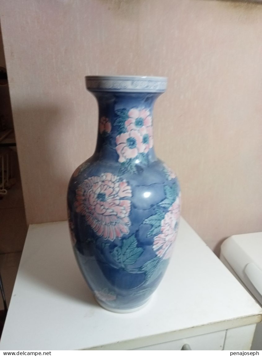 Vase Ancien En Porcelaine  Hauteur 31 Cm Diamètre 16 Cm - Vazen