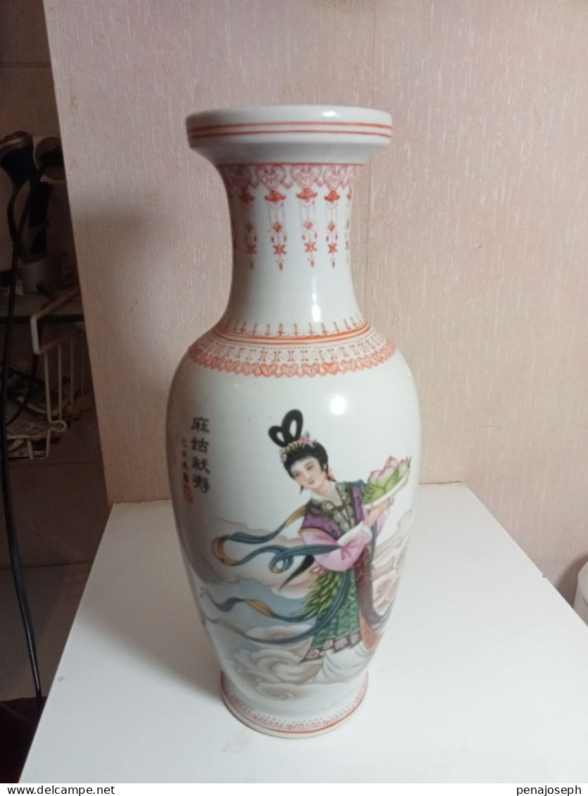 Vase Ancien En Porcelaine  Asiatique Hauteur 31 Cm Diamètre 13 Cm - Vazen