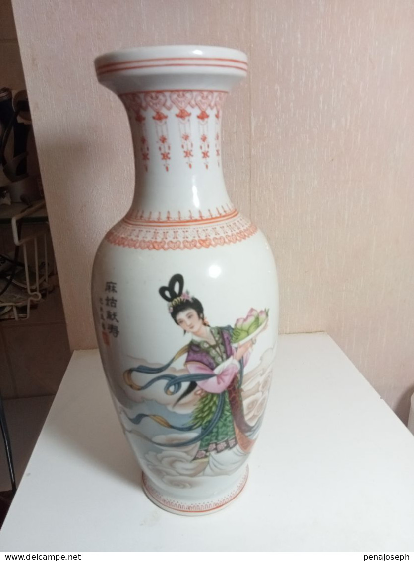 Vase Ancien En Porcelaine  Asiatique Hauteur 31 Cm Diamètre 13 Cm - Jarrones