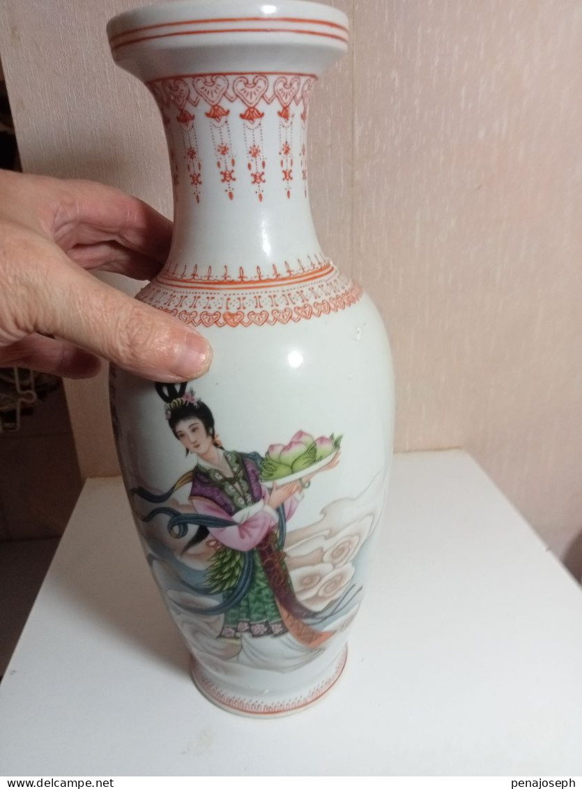 Vase Ancien En Porcelaine  Asiatique Hauteur 31 Cm Diamètre 13 Cm - Jarrones