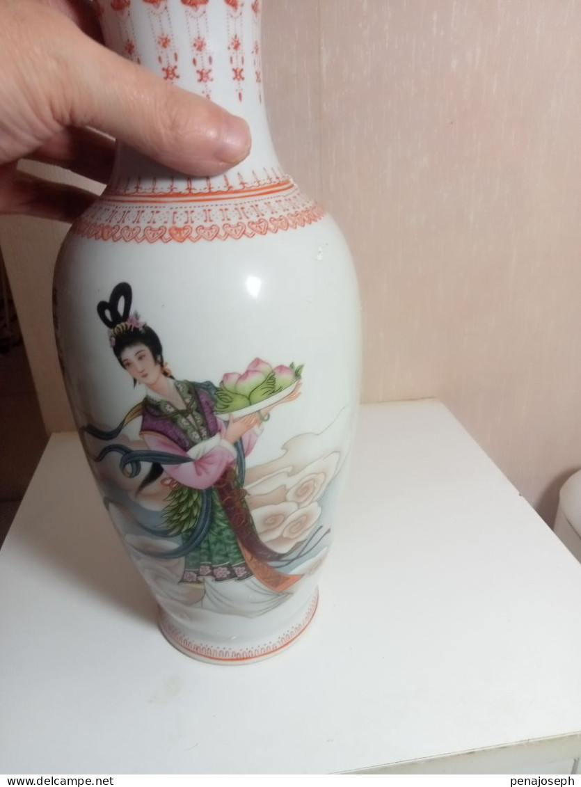 Vase Ancien En Porcelaine  Asiatique Hauteur 31 Cm Diamètre 13 Cm - Vazen