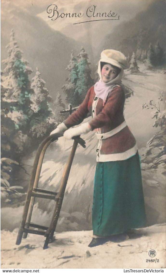 FÊTES - VŒUX - Bonne Année - Femme Dans La Neige - Colorisé - Carte Postale Ancienne - Neujahr