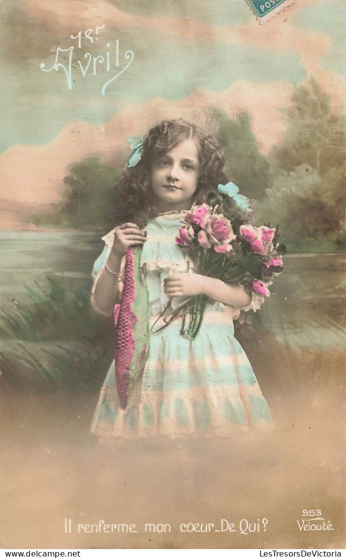 FÊTES ET VOEUX - Poisson D'avril - Un Petite Fille Tenant Un Bouquet De Roses - Colorisé - Carte Postale Ancienne - April Fool's Day